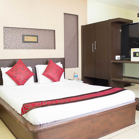 Oyo 4895 Abi Krishna Hotel ปอนดิเชอรี ภายนอก รูปภาพ