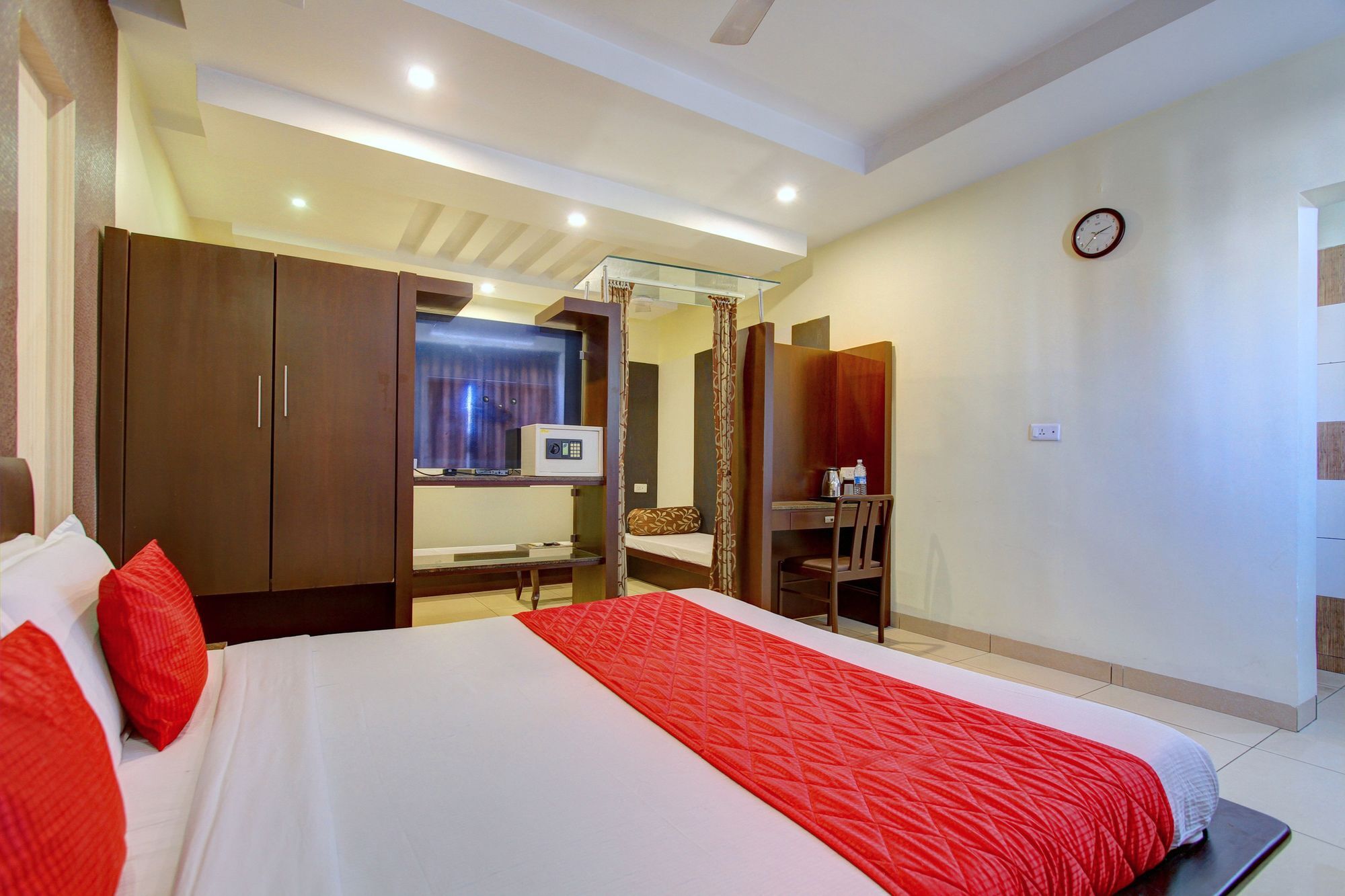 Oyo 4895 Abi Krishna Hotel ปอนดิเชอรี ภายนอก รูปภาพ