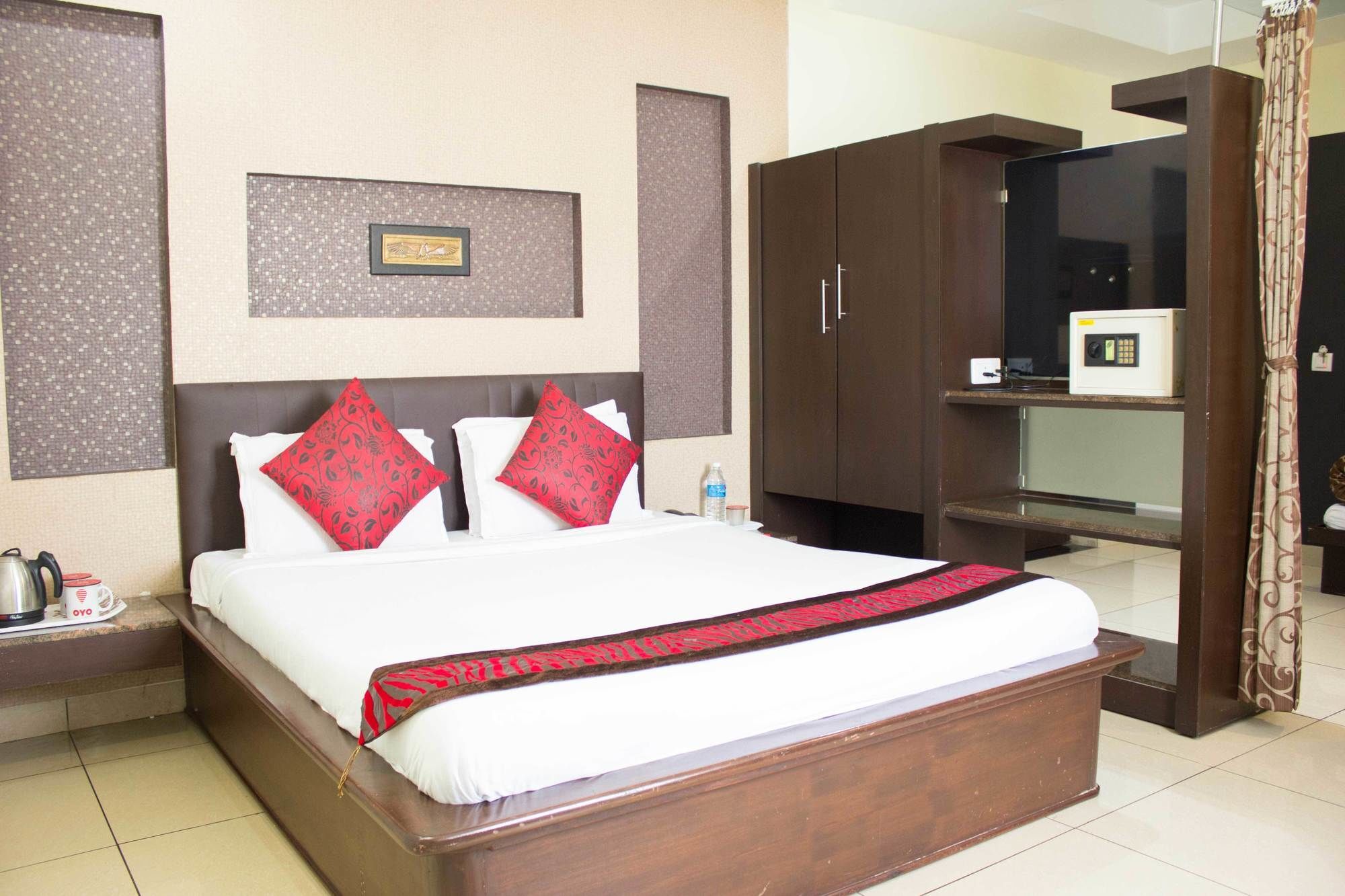 Oyo 4895 Abi Krishna Hotel ปอนดิเชอรี ภายนอก รูปภาพ