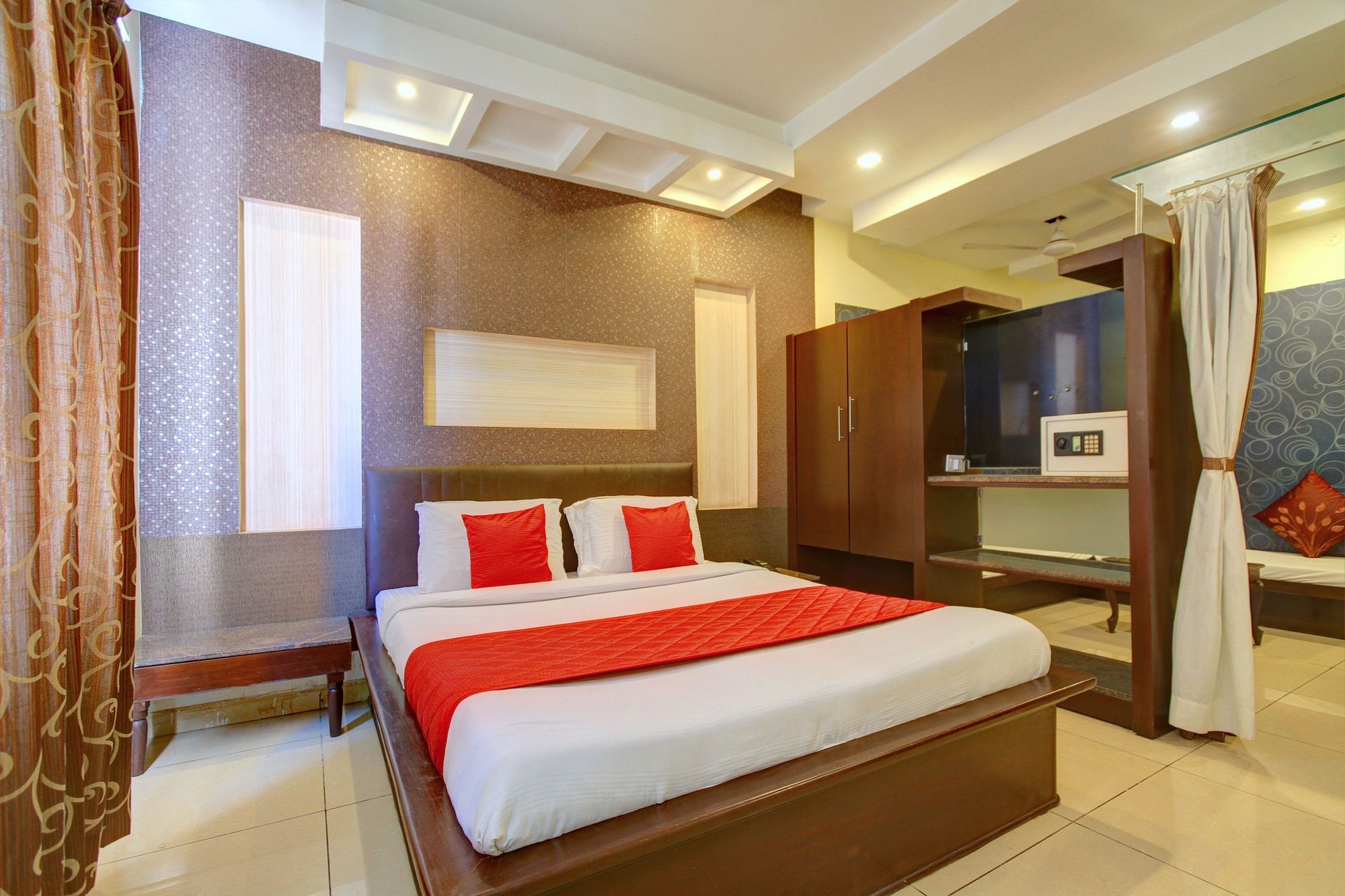 Oyo 4895 Abi Krishna Hotel ปอนดิเชอรี ภายนอก รูปภาพ