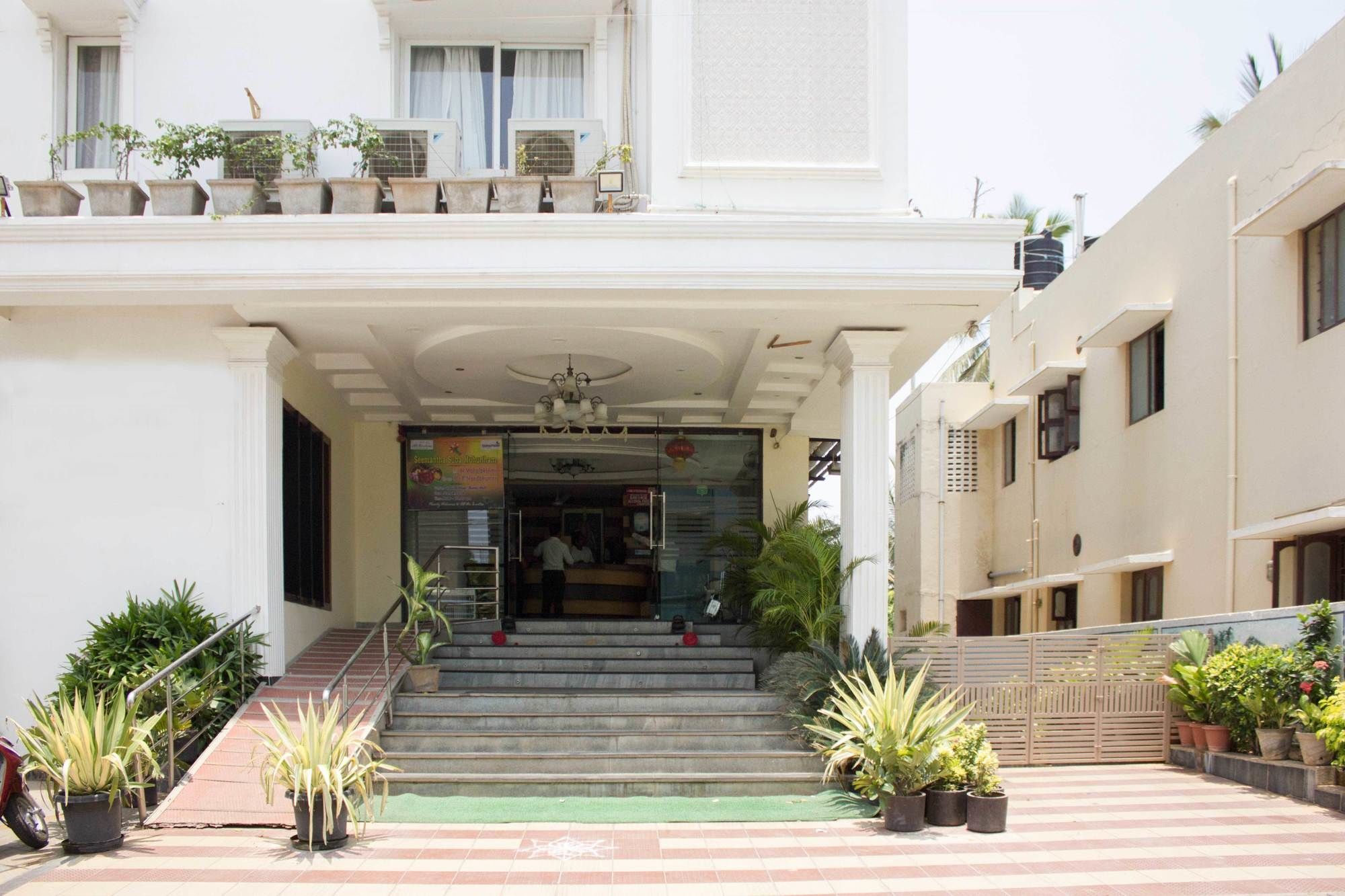 Oyo 4895 Abi Krishna Hotel ปอนดิเชอรี ภายนอก รูปภาพ