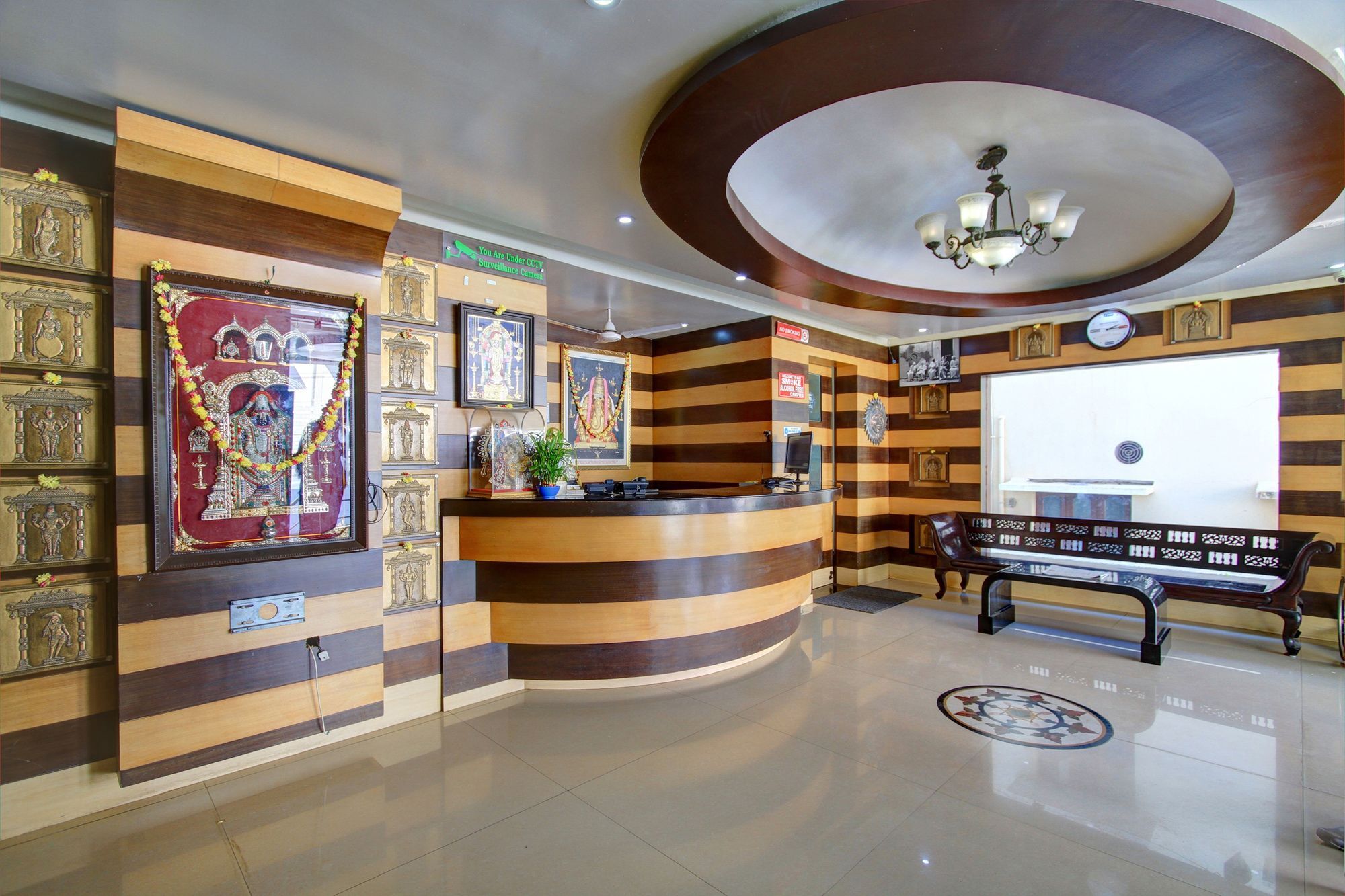 Oyo 4895 Abi Krishna Hotel ปอนดิเชอรี ภายนอก รูปภาพ
