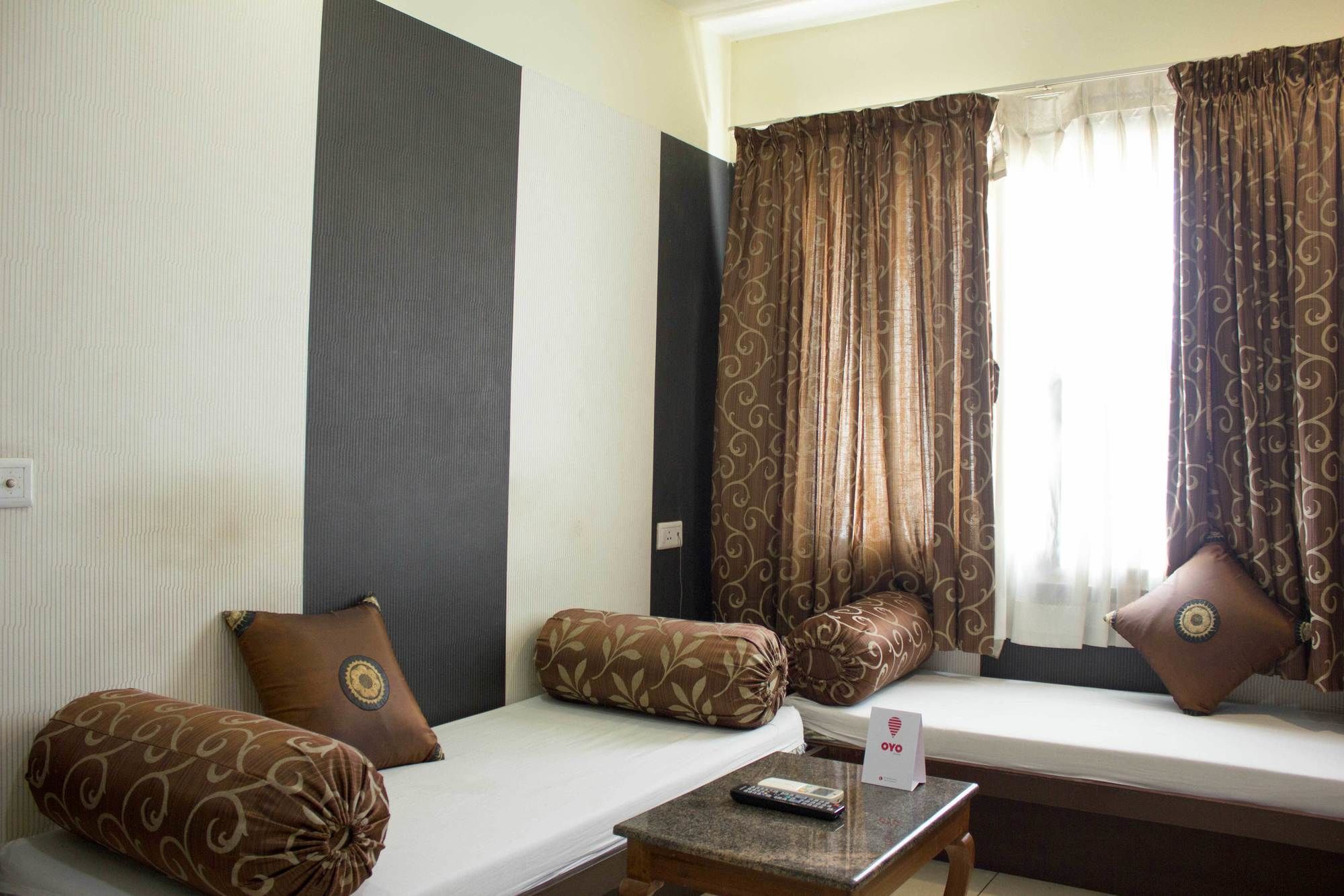 Oyo 4895 Abi Krishna Hotel ปอนดิเชอรี ภายนอก รูปภาพ