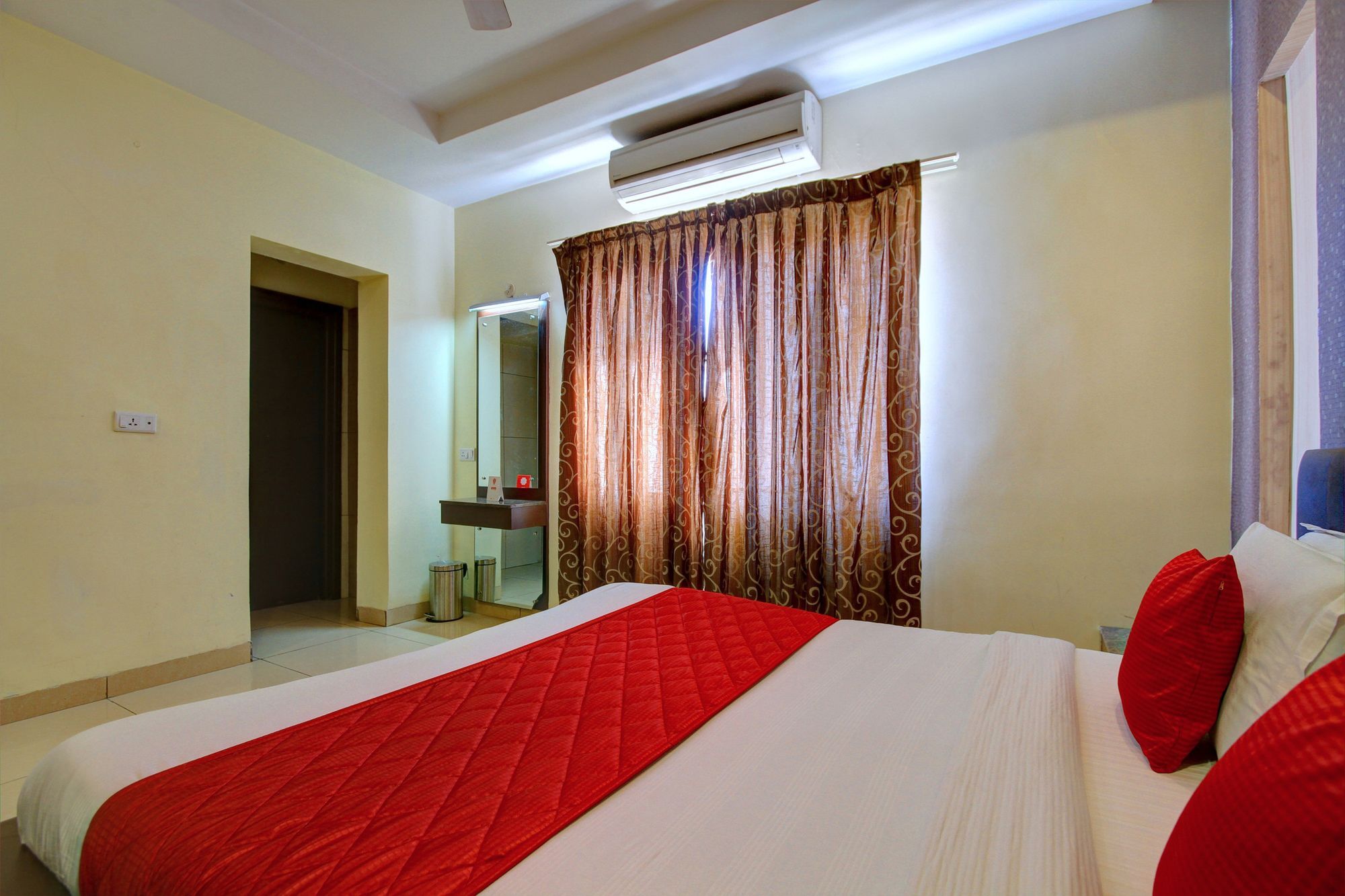 Oyo 4895 Abi Krishna Hotel ปอนดิเชอรี ภายนอก รูปภาพ