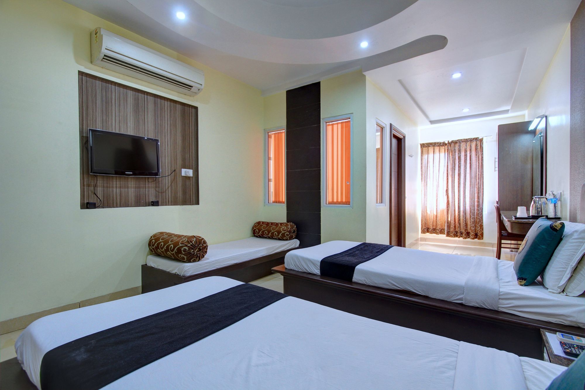 Oyo 4895 Abi Krishna Hotel ปอนดิเชอรี ภายนอก รูปภาพ
