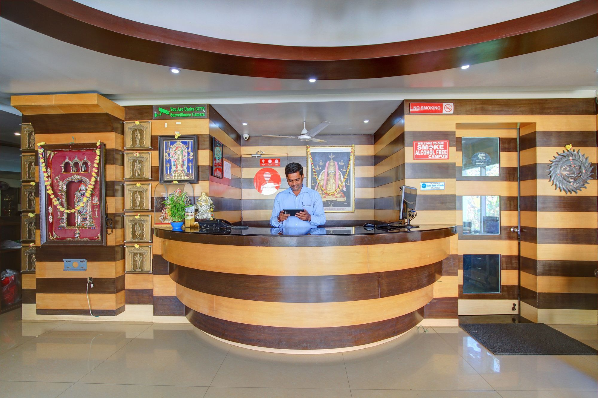 Oyo 4895 Abi Krishna Hotel ปอนดิเชอรี ภายนอก รูปภาพ